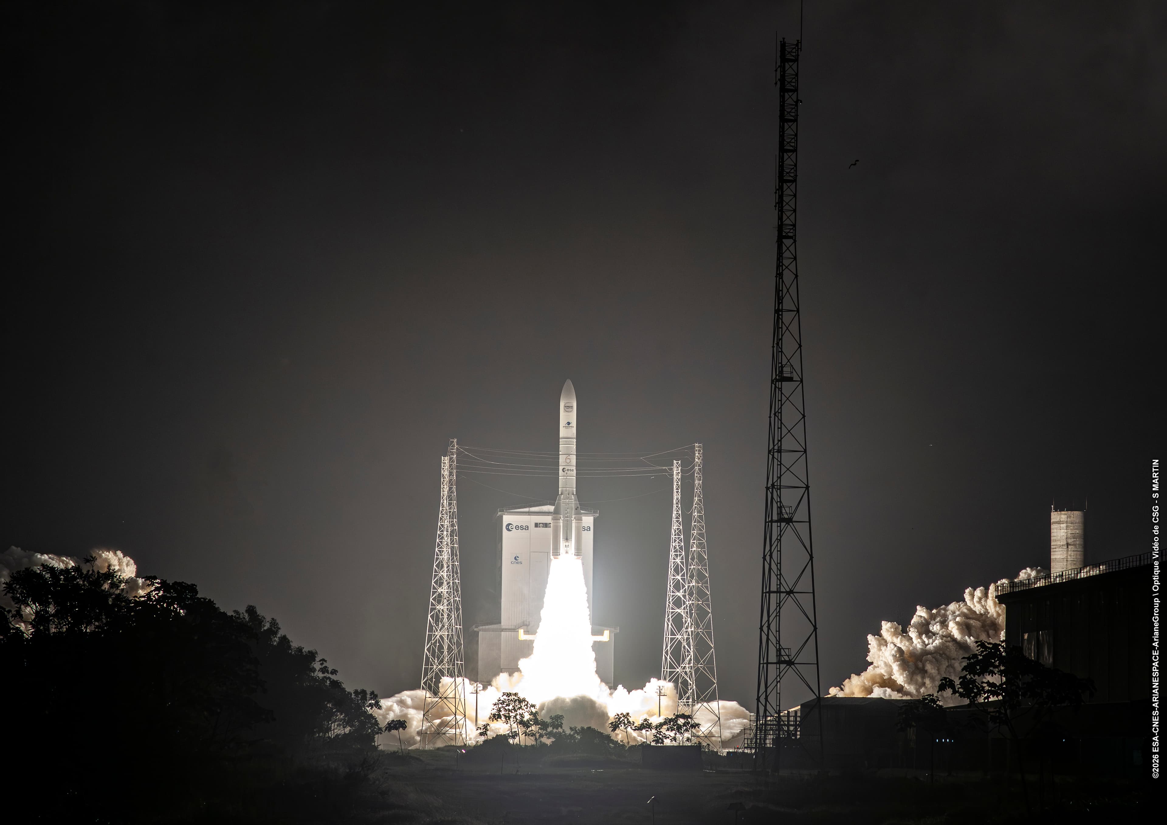 Ariane 6 lifting off from Europe's Spaceport with Amazon Leo satellites.